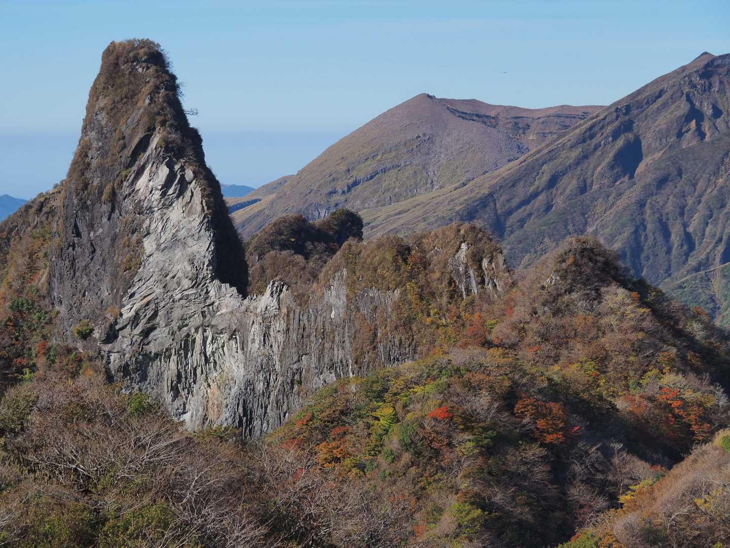 天狗岩の周りは落葉してます