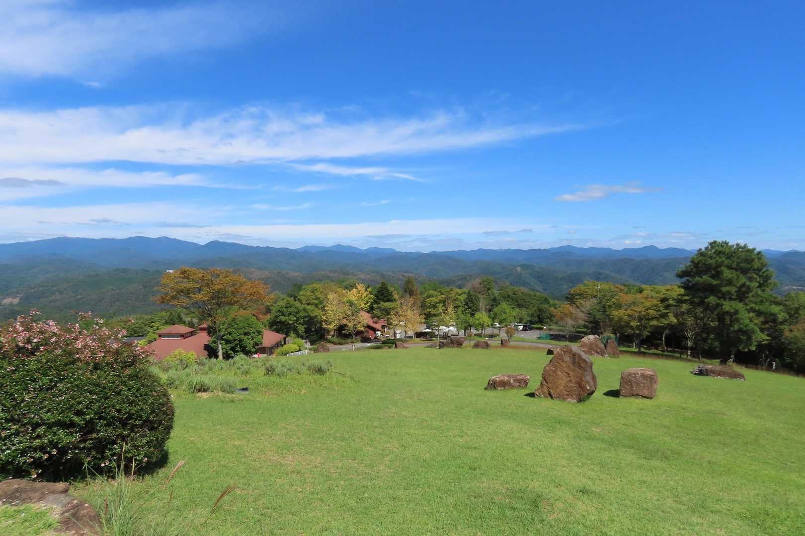 後山や日名倉山から雪彦山等まで見渡せて爽快。無料の双眼鏡も設置されてて◎。
最後までご覧いただきありがとうございました。