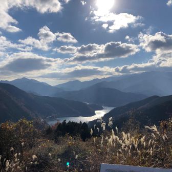 南山山頂から宮ヶ瀬湖畔の🌲巨大なクリスマスツリーは昼間は肉眼で捉えられませんでした。
暗くなったらライトアップされた🎄ツリーは見られるのかなぁ⁉️