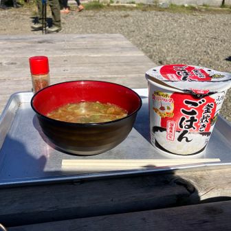 本日食べたかった豚汁定食作ります🤭

日清のフリーズドライご飯🍚
前回評価は芳しくありませんでしたが今回は白米の甘さが出てました🤭
改良したかもしれない🤔
特に納豆はマッチング良し👌