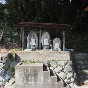 バス停近くにあった石仏