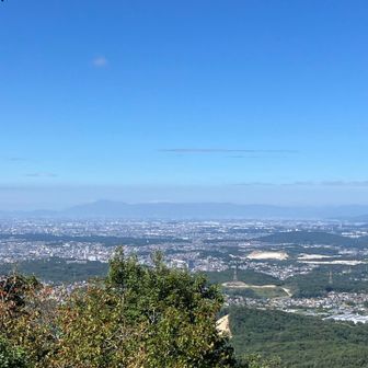赤猿峠の鉄塔から、薄っすら伊吹山👀