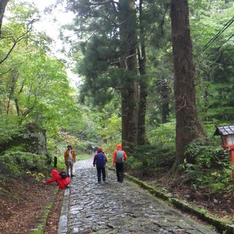 参道を下ります。雨で濡れた石畳がツルツル滑るけど、ストックでバランスを取ってガシガシ下ります。