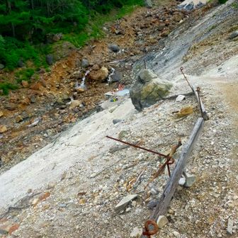 野天風呂には先着三名の方が。みんな初対面なのに温泉や山談義に花が咲いた。
山ならではの至福の時間！
