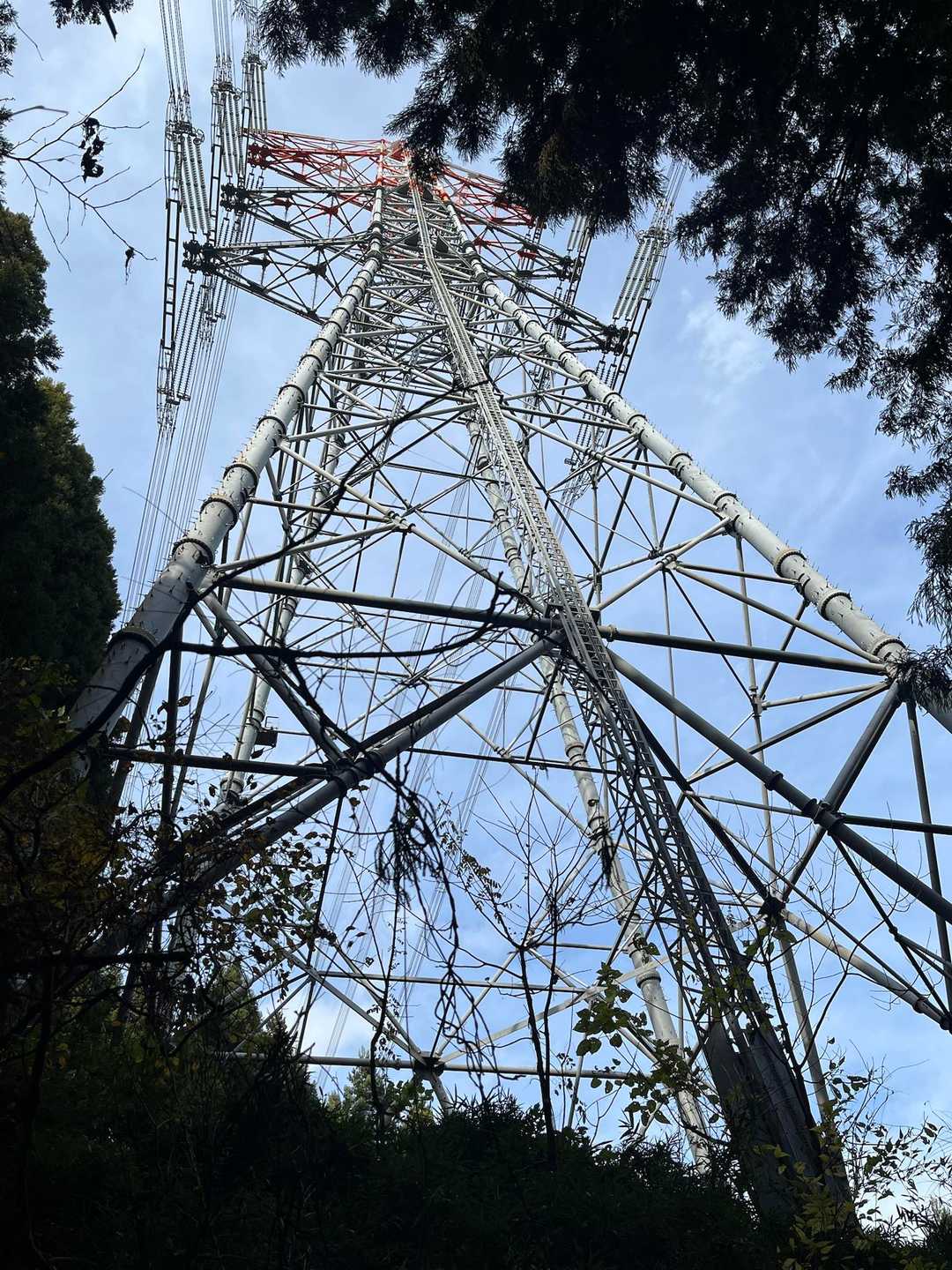 大きな鉄塔がありました