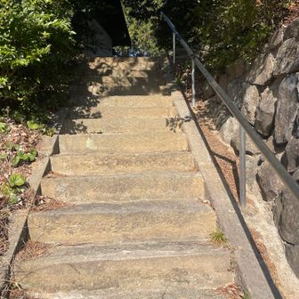 降り終えて、車道に出てからこの階段を登ると