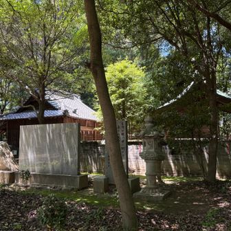 隣に広場がある