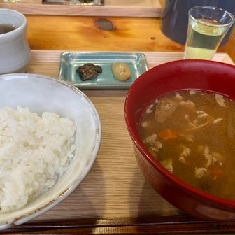 夕飯。ご飯・豚汁ともにおかわりは出来ますが、量に限りがあるようでした。男性は特に物足りないというか、お腹いっぱい食べることは難しいので要注意かもです🍚