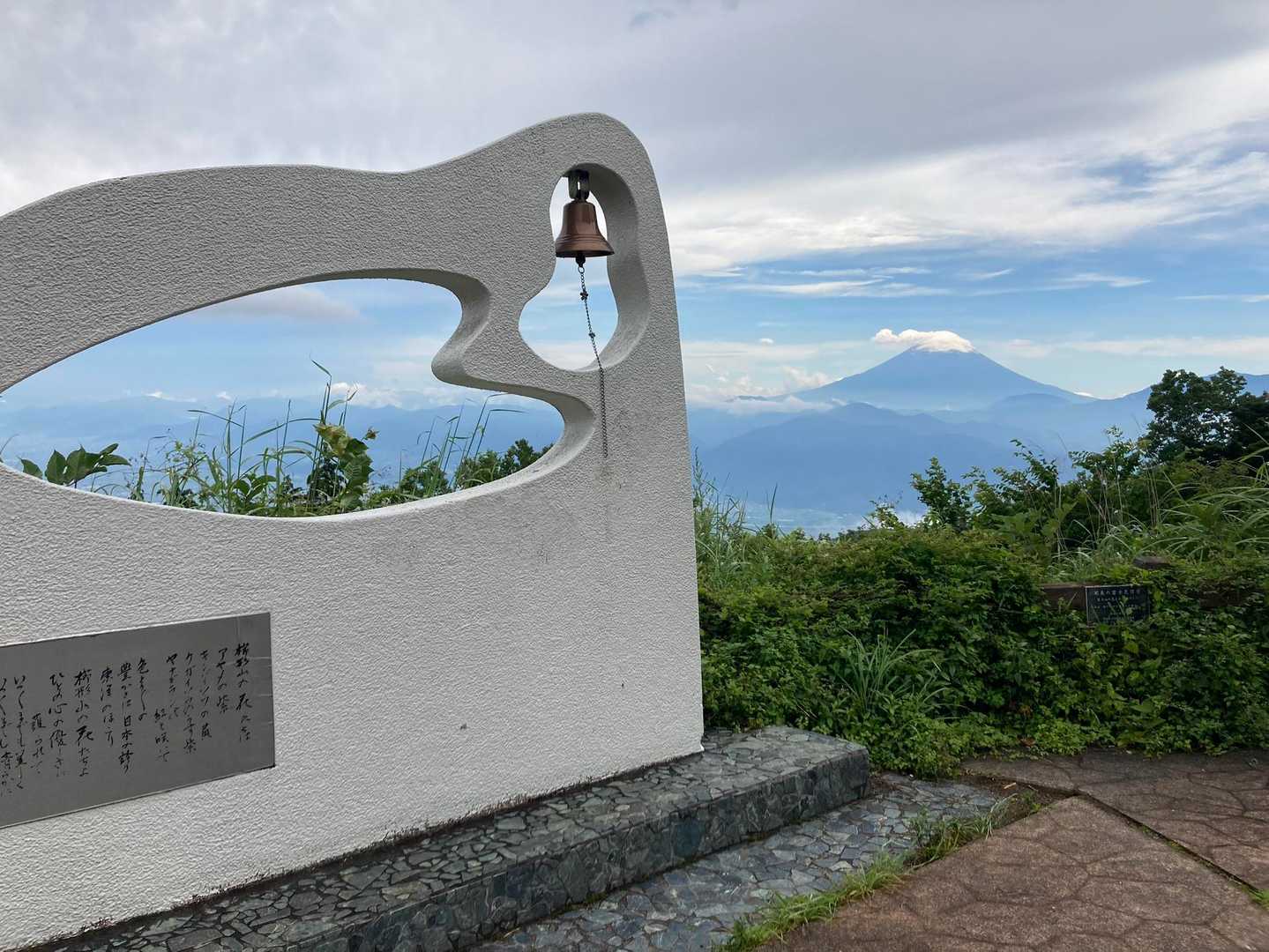 朝より視界良好の見晴らし台。


帰りに振り返って櫛形山の山容と、
この富士山のように
頭が雲にすっぽり覆われた八ヶ岳を眺めた。
