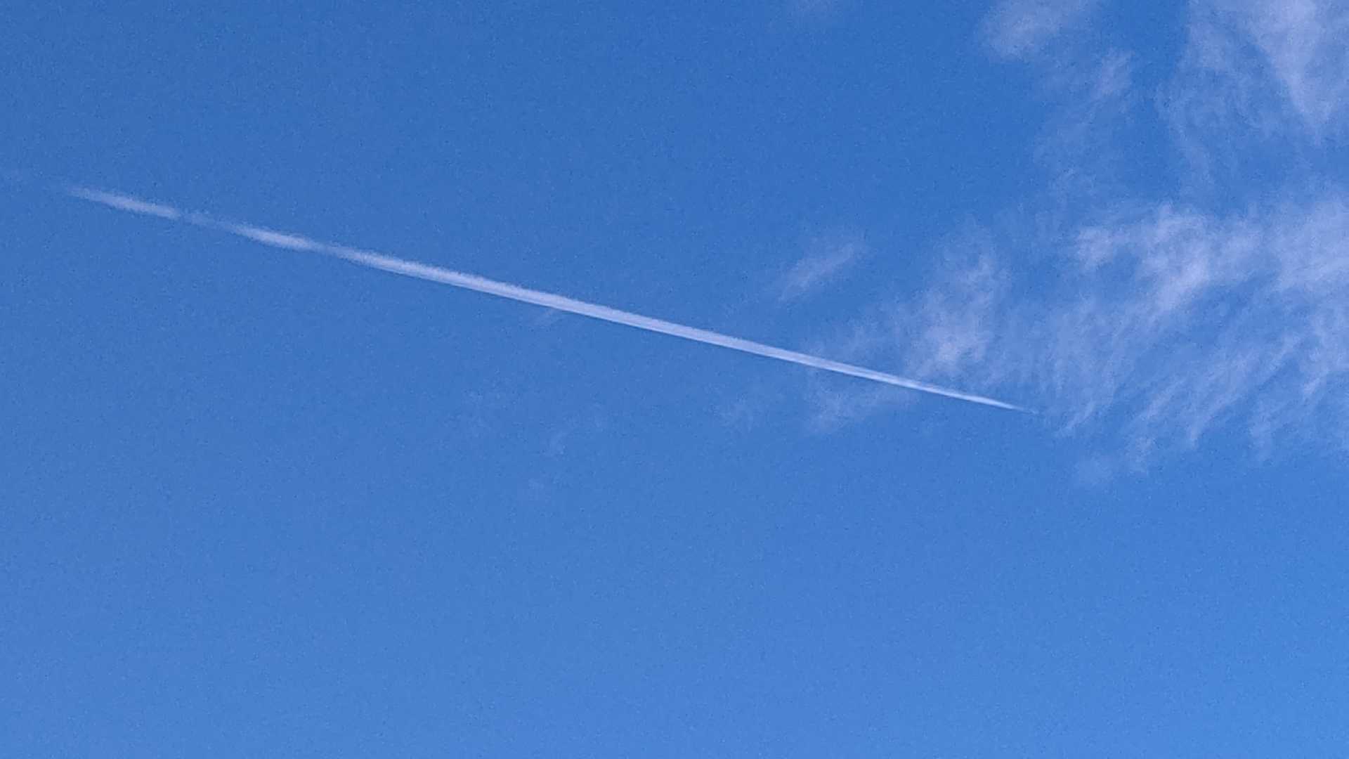 ひこうき雲だ☁✈
そらーにーあこがれて〜🎵
あんなに高いところ飛んでる😯
目的地はどこなんだろー🤔