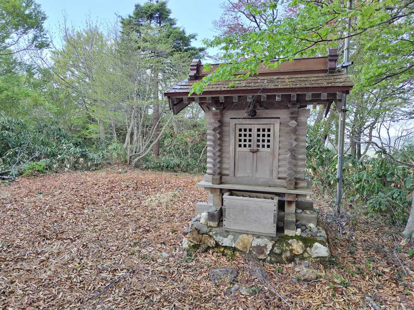 山頂のお社にお参りして下山