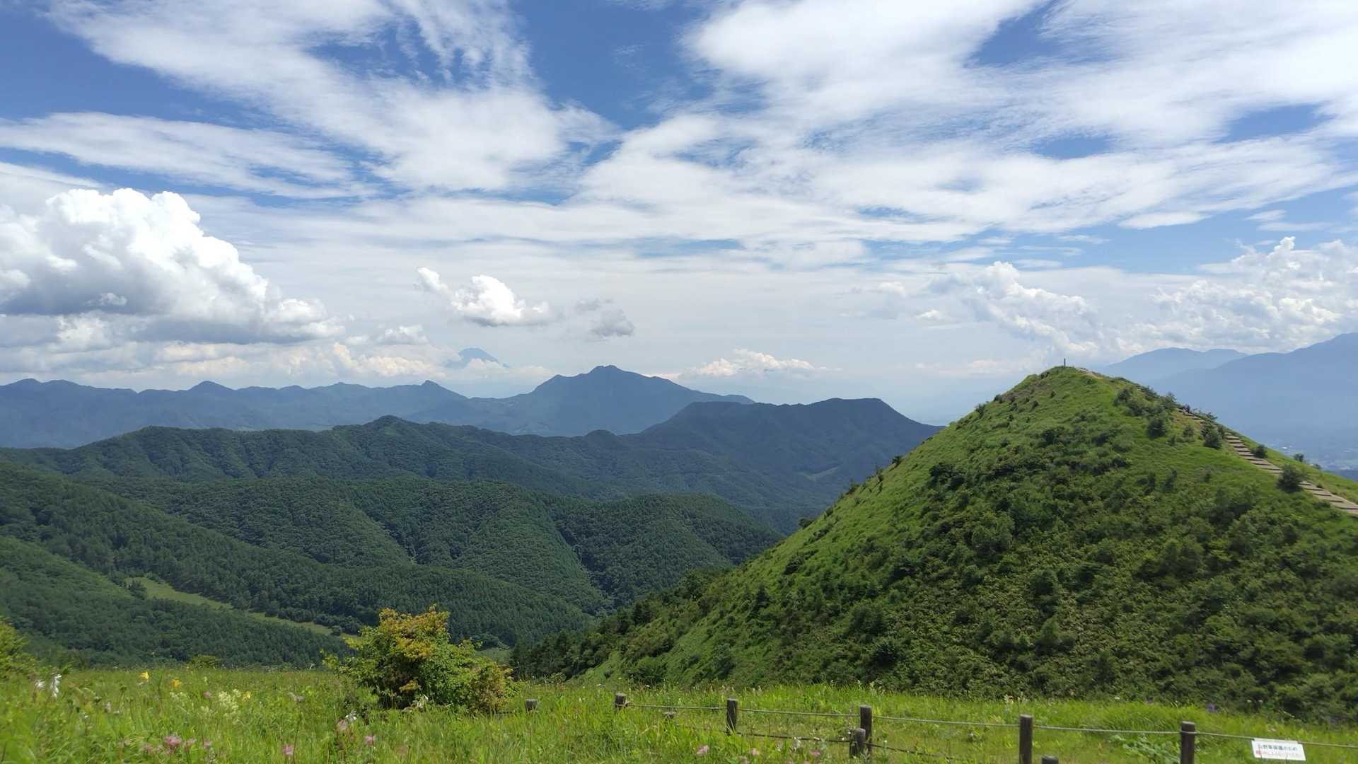 写真を撮っていると、富士山がちょっと顔を出しました。
