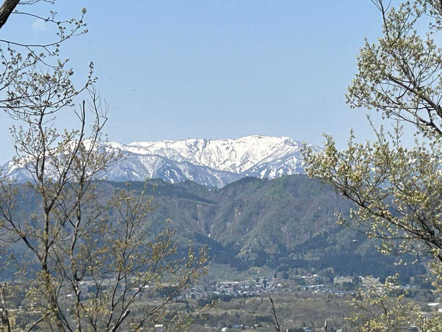 早坂山から少し下ったところで
バーン！
西吾妻方面？