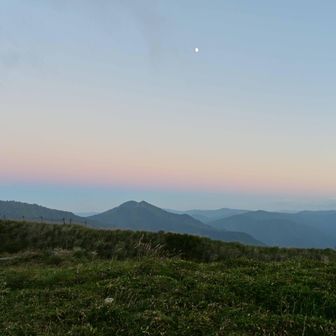 やがて日が暮れ始め、夕日方向は雲が多く
うまく撮れませんでしたが、石立山方面にはヴィーナスベルトと月が見えます