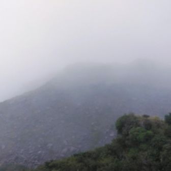 すぐそこに平成新山。ガスで見えず・・・