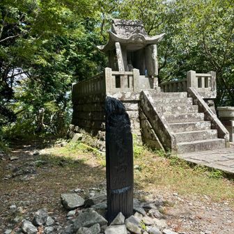 山頂着いたー

多良岳
994m。
(あら、1000mなかったのねー)

トンボ多い。
おかげでアブいない。