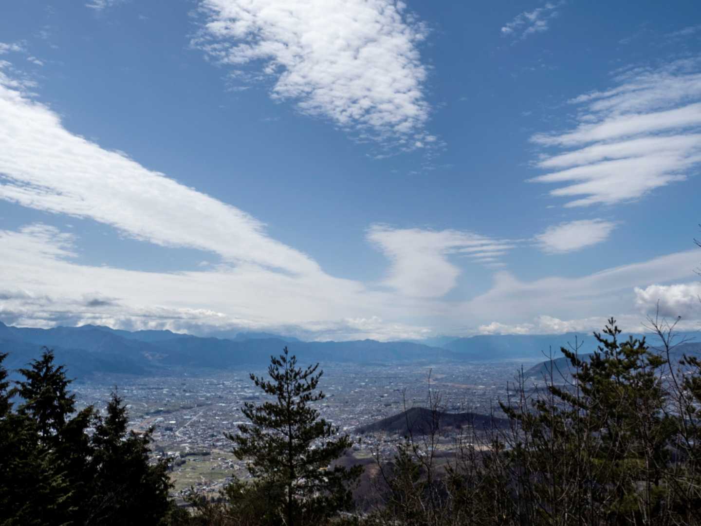 小倉山の展望台の上からの景色。
雲が無ければ左側に富士山が見えるようです。
