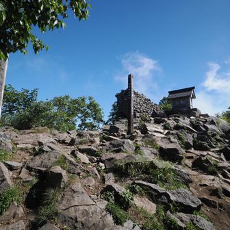 山頂（手前の鳥居）
