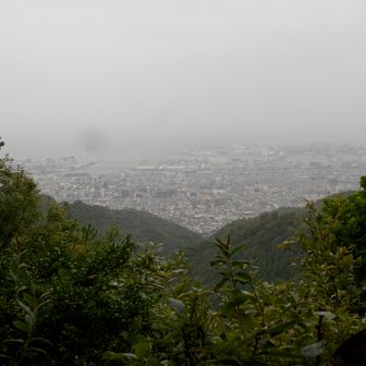七兵衛山からは雨に煙った景色しか見られなかった