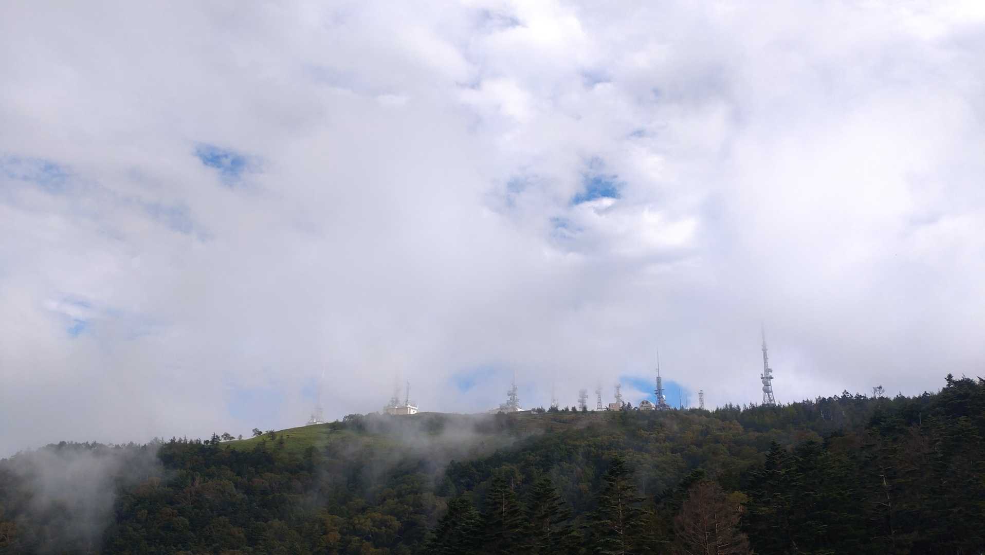 かすかに青空