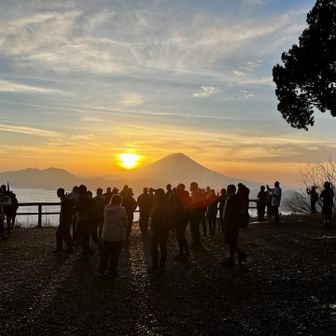 昨日、あの大雨の中、参道を歩いてきた皆さんと感動を分かち合います✨
雲海の上の富士山と御来光…
七面大明神さまからのこれ以上の贈り物はありません❣️これも全て小松別当さんの徳のおかげです🙏