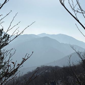 山頂から雨乞岳が見えました😊