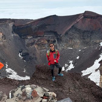 一周して　絶対に転ばない友人と剣ヶ峰で合流
富士山　今日も素敵な方々とお会いできて　楽しい一日ありがとうございました🎶🗻
下山して車に乗る時に　転びかけましたが　ギリセーフ　転ばない伝説は続きます✨