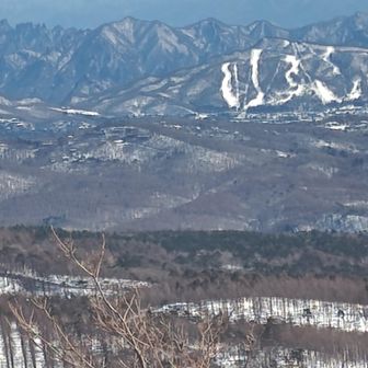 浅間山・黒斑山・篭ノ登山 左奥に妙義山、右に軽井沢のスキー場