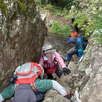 山頂直下のハードな岩場が連続します😱