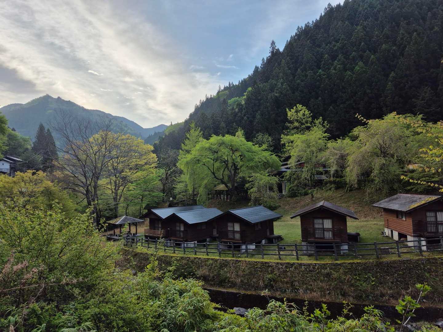 お向かいのバンガロー村