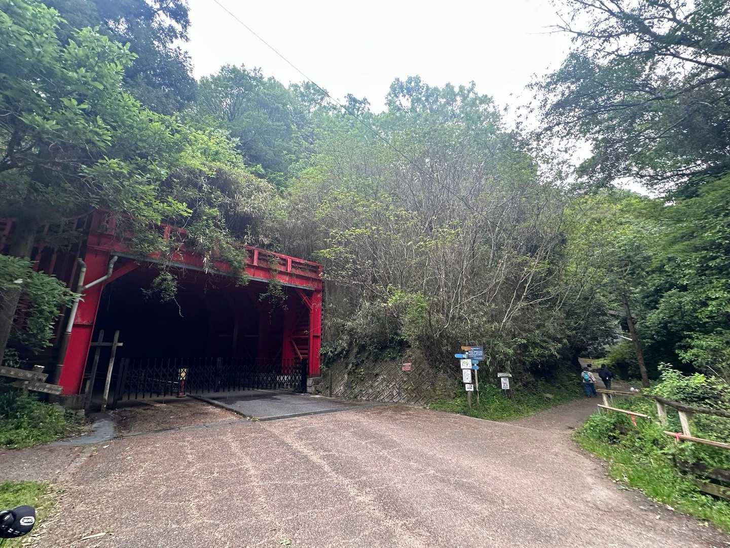 右から山道です