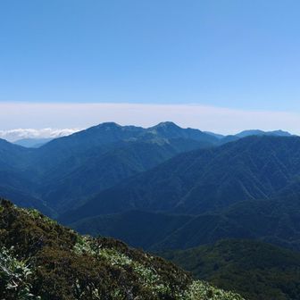 さて、名残惜しいですが剣⛰️
見ながら下山⤵️　
一緒で樹林帯はまた修行僧🤦
