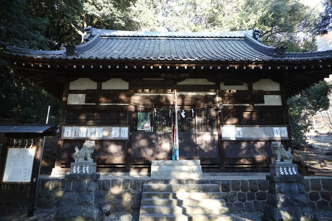 階段を登った先の本殿