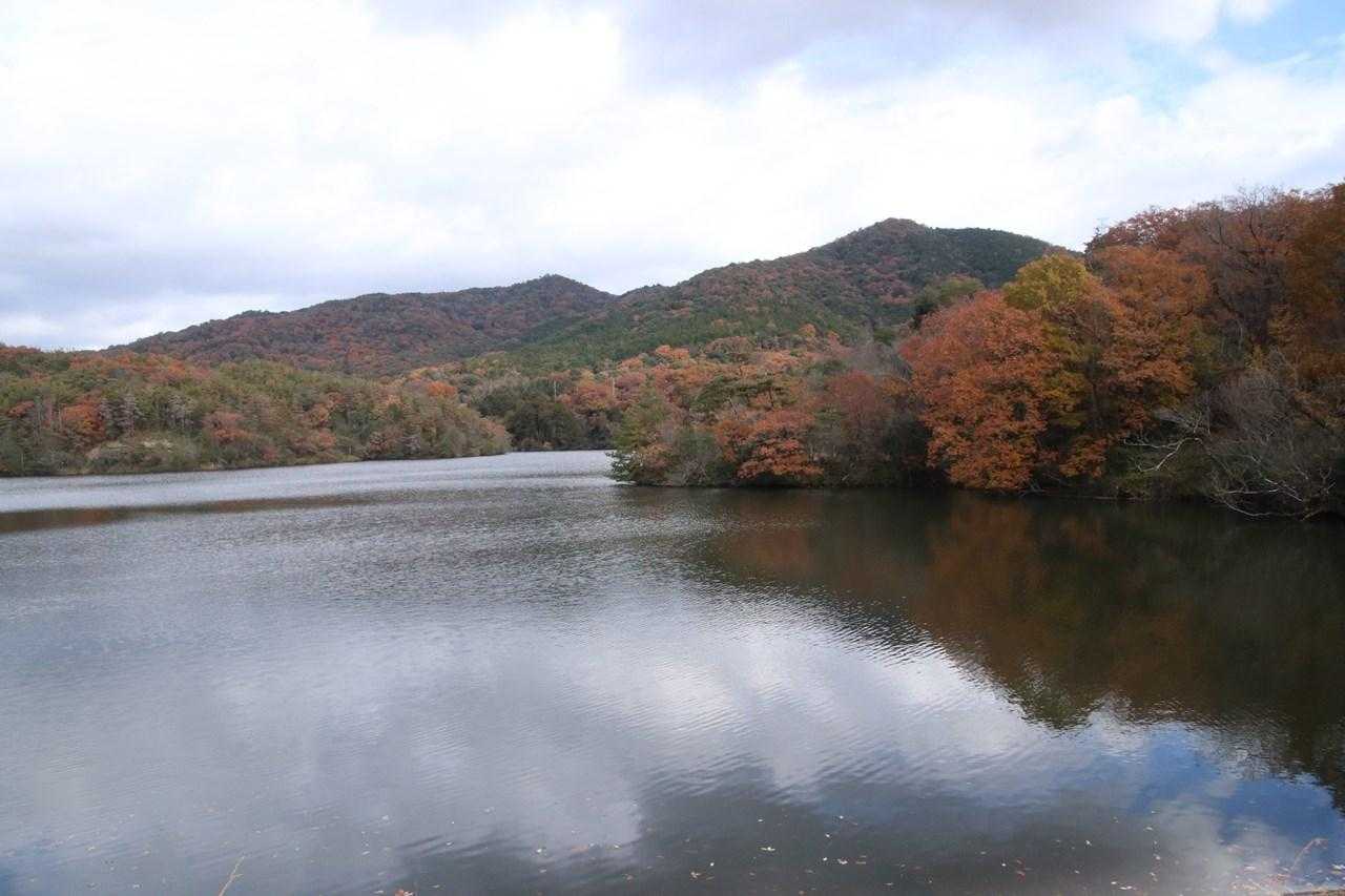築水池の向こうに弥勒山が見えます。