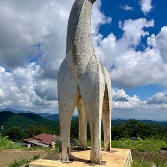 陣馬山のモニュメント