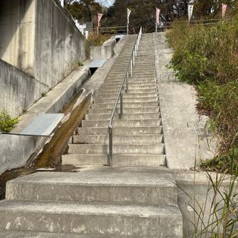川から階段を上がり