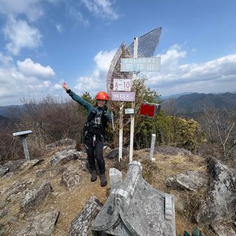 雪彦山界隈にあったと同じような山頂碑？