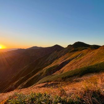 飯豊連峰が真っ赤に染まった

2泊3日の山行だった
全日程でアーベントロートとモルゲンロートが炸裂し、赤フンまで炸裂した

自身の憧れだった大嵓尾根にも登れた
記憶に残る山行だったと思う