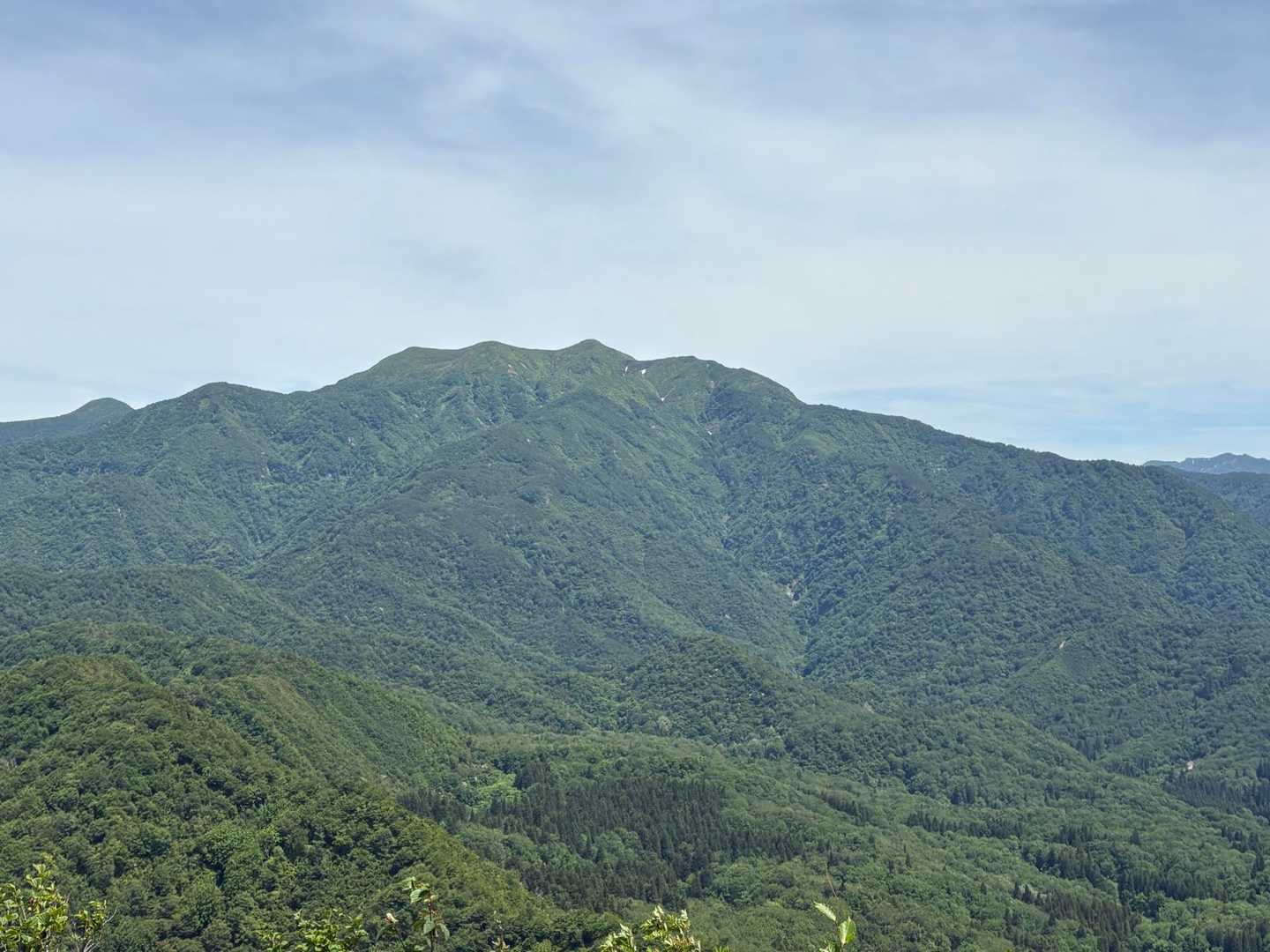 粟ヶ岳がドーンと🗻