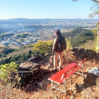 仲良し展望台
赤いベンチがあります