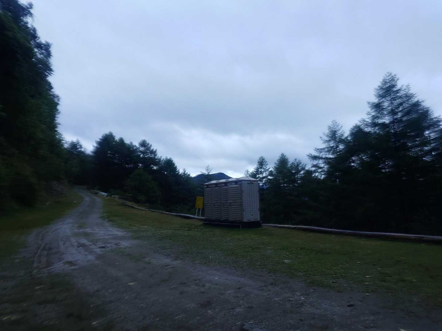 翌朝
今朝方4時過ぎまで雨が降ってたけど私達が出発する時には止んでました（5時）
林道を40分程歩いて登山口まで来ました
仮設🚻あり
話に聞いてた自転車が数台ありました
では！行って来ます👊
ちなみにココから三伏峠まで3時間と書いてました