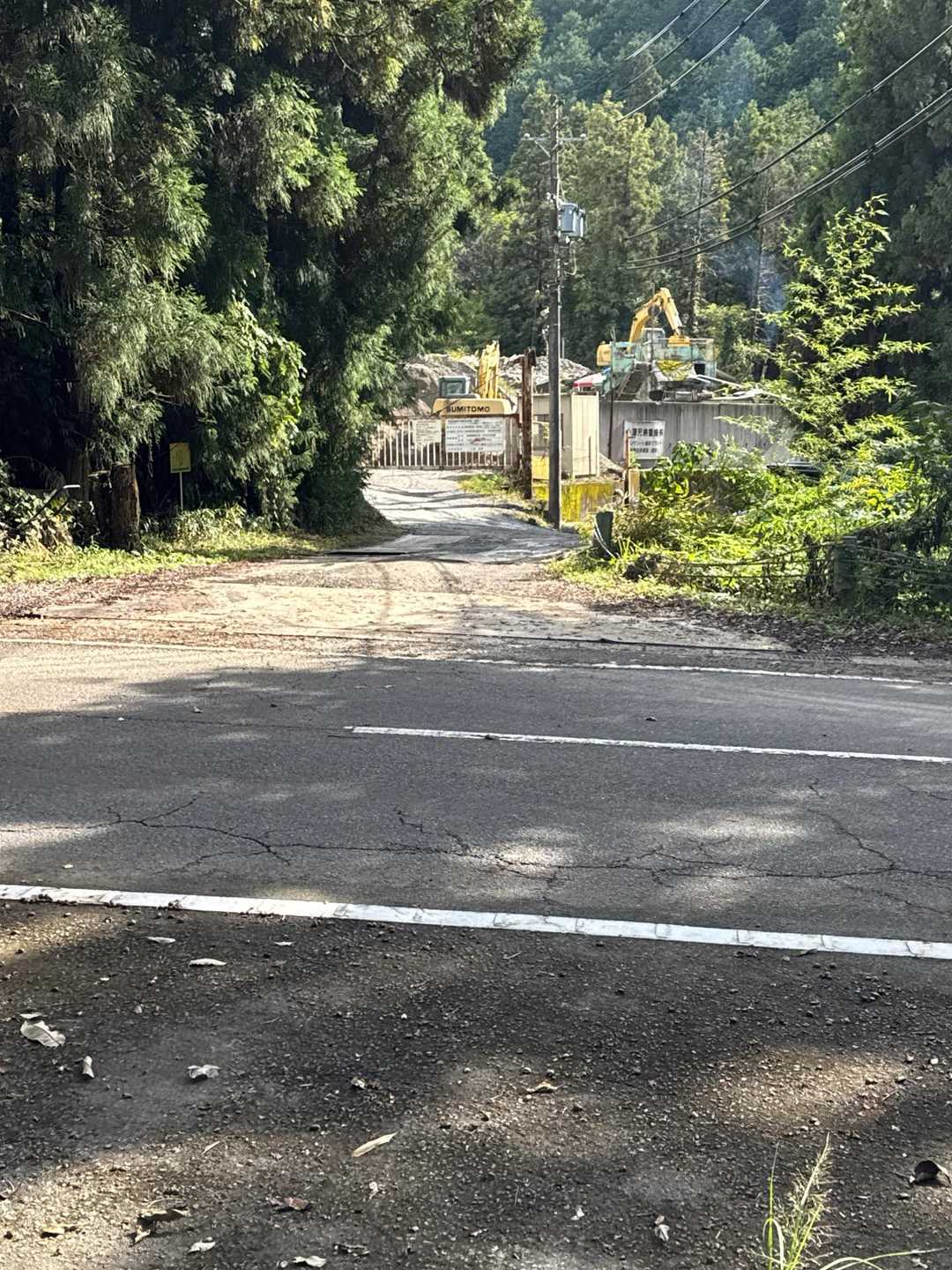 GROMさんの道路向こうには砂利工場？