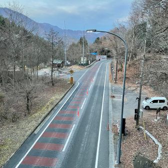 登山道を少し登ると、トンネルすぐ上を跨ぐ