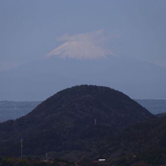 遠くには富士山も望めました。手前の丸っこいのは津辺野山でしょうか。