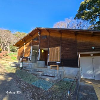 こちらお手洗い🚻
洋式水洗…とてもきれいです。
協力金忘れずに...🪙(100円)
お手洗いの前にあるベンチでシェルを脱いで…毎度お馴染みの長袖T シャツと半袖T シャツの重ね着に…皆さんコートやダウンで登って歩いています😅