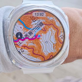 以前使ってたTicWatch Atlasと言うスマートウォッチが、海で泳ぐときもつけたりしてたら水が入って壊れてしまいました😭
仕方なくボンビーなのに今回はGalaxywatchUltraを買ってしまいました🥲
やはりヤマレコ見れないと不便だったので。

前に山友さんと、スマートウォッチは何が良いのか？と言う話をしてたら、職場でも同じような会話になり、スマートウォッチの説明してました😊
悩んでる人もいるかもしれないので少し説明をば。

ヤマレコやヤマップと連携させたいなら、AndroidスマホならWearOSのスマートウォッチ。
iPhoneならアップルウォッチにした方が便利です。
ガーミンやAmazfitは、WearOSではないので連携できません。
しかし、一応自分の作ったルートのGPXデータをスマホに取り込んで、そのデータをスマートウォッチに転送すれば、そのスマートウォッチに入ってる地図にルートを表示させる機能はあります。
しかしあくまでも独自のMAPなので、見慣れたヤマップやヤマレコの地図ではないです。
私もガーミンやAmazfit等は詳しく無いのでよくわかりませんが、みんなの軌跡も表示できない？
そしてルート逸脱警告等は、有るのか無いのかも解りませんが、そのスマートウォッチ自体にそう言う独自の機能が有るか無いかで決まります。

でもWearOSスマートウォッチなら、ヤマップでルートを作り、そのままスマートウォッチに地図データもルートデータもワンボタンで転送出来ます。
もちろんみんなの軌跡やルート逸脱警告等も普通に対応です。
スマホのヤマレコ起動したら、スマートウォッチのヤマレコも同時に起動します。
スマートウォッチ単体でも起動できます。

WearOS以外で、毎回GPXデータをスマートウォッチに転送…って、多分それだけでもかなり面倒で、よほど遠征じゃないとやらなくなるんじゃないかなぁ？
ルートはスマホで見るし、ワークアウトだけでいいよ！って人は、WearOSにこだわらなくて良いと思います🙆‍♂️

そして画面は大きい方が断然見やすいです☺️

WearOSの最近の機種なら「OK Google！ヤマレコ起動して」と言えば即起動できますしね😁
「音楽次の曲にして」とか「雨は大丈夫？」とかも賢く答えてくれます😊
アップルウォッチもsiriでできると思います♪
アップルウォッチの上位機種なら、単体で衛星通信対応なので、即救助呼べます👍️
（LTEモデルを買って、例えばドコモならワンナンバーサービスと言う月500円の追加プランを設定すれば、スマホが壊れてもスマートウォッチ単体で通信・通話ができます）

Androidスマホなら
Google Pixelwatch
Samsung Galaxywatch
Movboi TicWatch
OPPO Watch
スント SUUNTO7
…等

iPhoneなら
アップルウォッチ

があります。
１つ懸念事項と言えば、バッテリーの持ち時間が短いことですかね😅
後はお値段が…😭