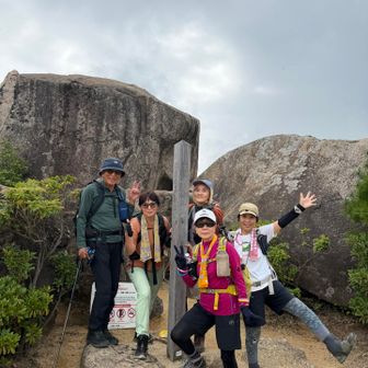 やったー🙌✨
弥山山頂 535m、5人揃って登頂⛰️‼️
みんなポーズが自由すぎる🤣