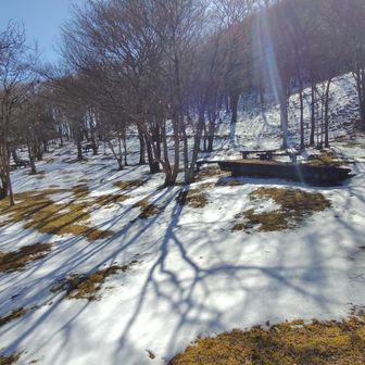 避難小屋で休憩