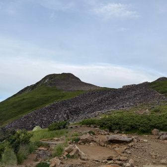 前日と違って小屋と山頂がよく見える