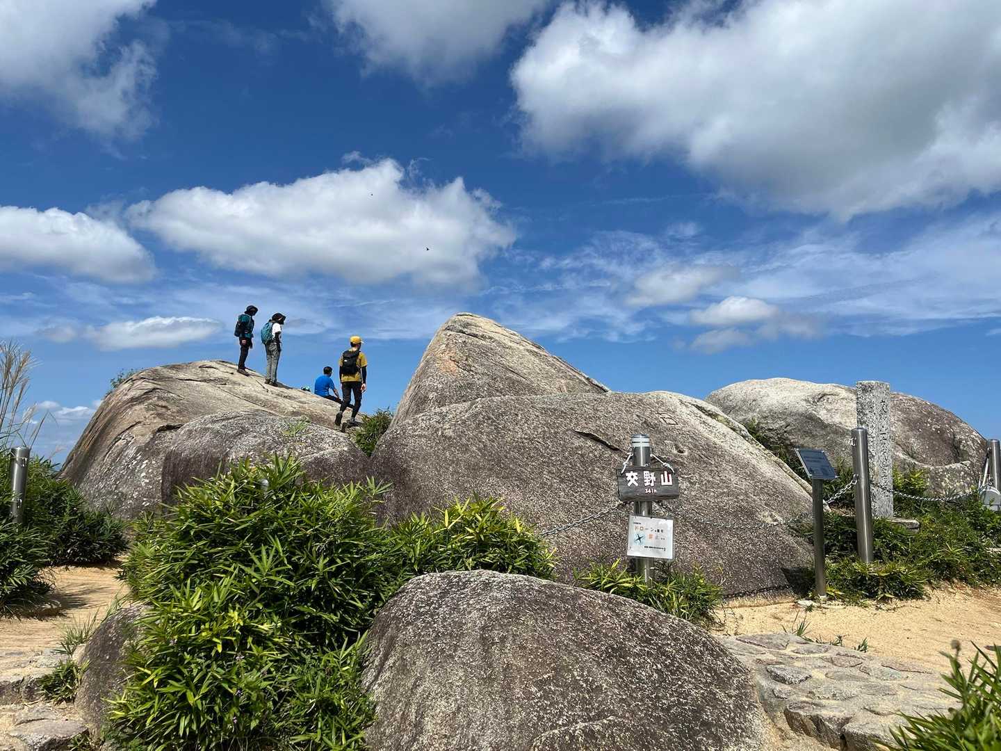 交野山・観音岩に到着〜🥰
青空〜〜☀️
久しぶりの晴れ間とあって賑わっています。